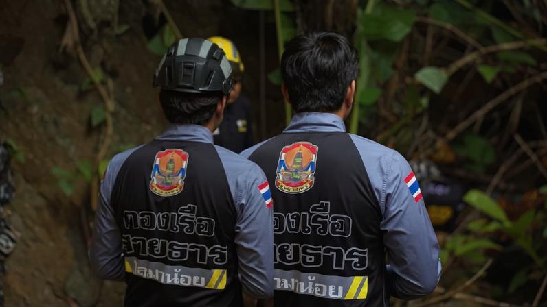 Mergulhadores especialistas tentam resgatar grupo preso em caverna no Laos