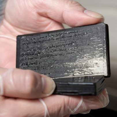 Caderno em latim encontrado em latrina medieval durante obra