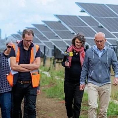 Pessoas investem na primeira bateria solar comunitária do Reino Unido