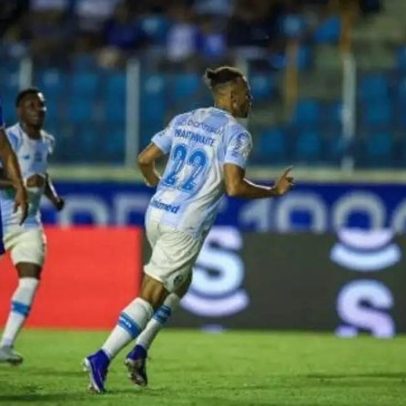 Braithwaite faz dois, Grêmio vence Confiança e avança na Copa do Brasil