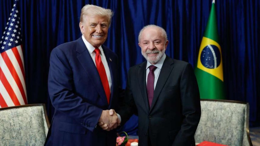 O último encontro entre o presidente Luiz Inácio Lula da Silva (à direita) e o republicano Donald Trump aconteceu durante o 47ª Cúpula da Associação de Nações do Sudeste Asiático (Asean), em Kuala Lampur, na Malásia, em 26 de outubro de 2025.