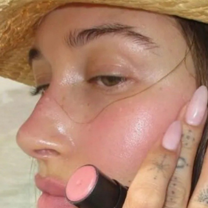 Maquiadora revela as melhores texturas de blush para qualquer maquiagem