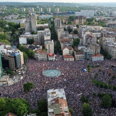 Milhares protestam em Belgrado para revitalizar anticorrupção na Sérvia
