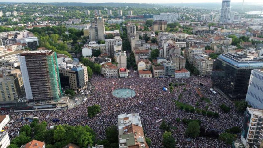 Imagem aérea de manifestantes participando de um protesto liderado por estudantes exigindo eleições parlamentares antecipadas, enquanto o movimento anticorrupção da Sérvia entra em uma nova fase, após o desabamento da cobertura da estação ferroviária de Novi Sad que matou 16 pessoas em 2024, em Belgrado, Sérvia, 23 de maio de 2026.