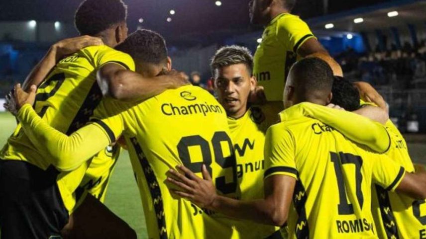 Daniel Amorim comemora gol que abriu o caminho pra o triunfo do São Bernardo fora de casa –