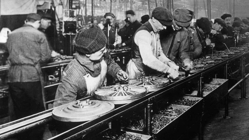 Linha de montagem da Ford, em fotografia de 1913