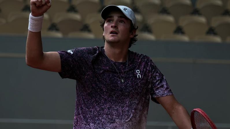 Com look de quase R$ 3 mil, tenista brasileiro João Fonseca ultrapassa Nadal e ganha de Djokovic, atual número 4 do ranking mundial, em Roland Garros; confira raio-x do estilo tenniscore.