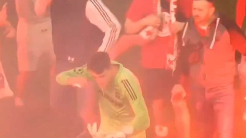 Torcida do Slavia invadiu o campo faltando dois minutos para o fim – Reprodução