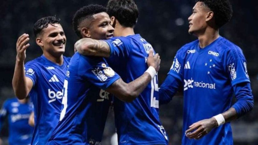 Gerson em ação pelo Cruzeiro. Ele recebe a marcação de Lucas Rodrigues, do Goiás.