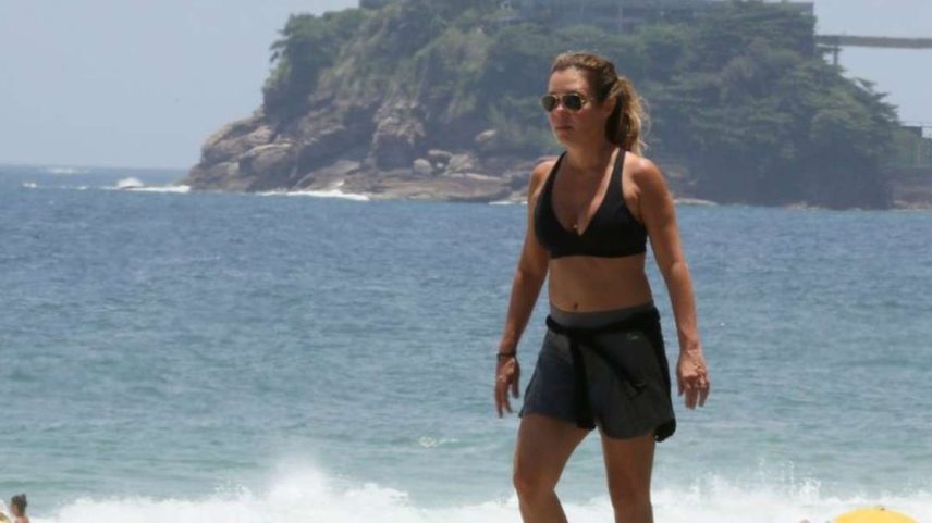 O que significa olhar para o chão enquanto caminha, segundo a psicologia? - Foto ilustrativa da atriz Adriana Esteves caminhando no Rio de Janeiro.