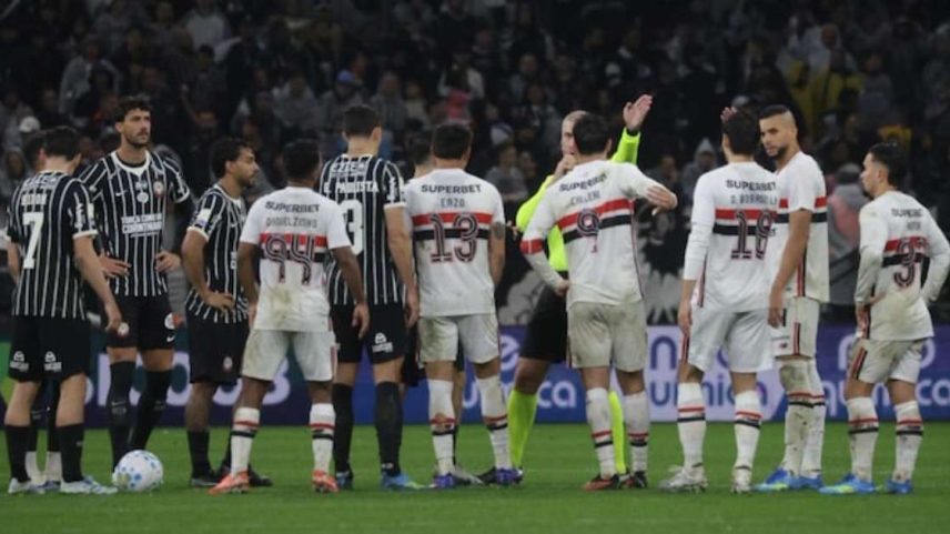 Corinthians x São Paulo foi marcado por discussões, arremesso de objetos em campo e gesto obsceno.
