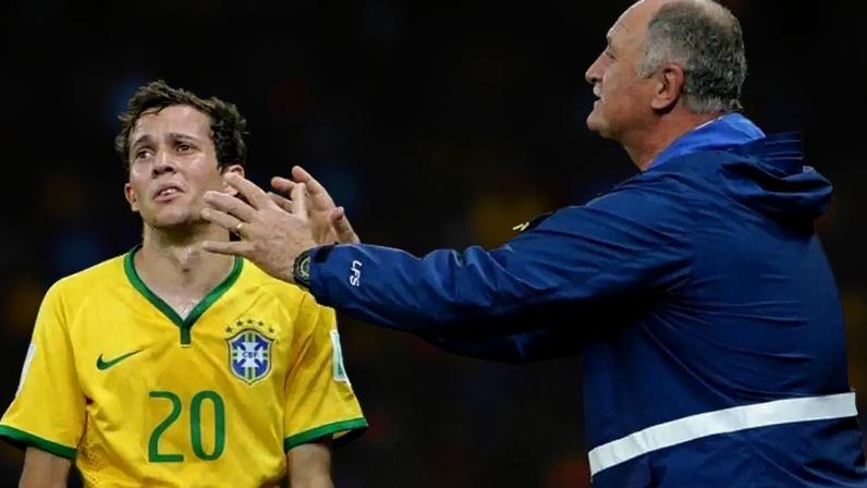 Bernard e o técnico Luiz Felipe Scolari durante a partida em que o Brasil perdeu de 7 a 1 para a Alemanha.
