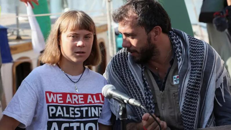 Foto ilustrativa: o ativista brasileiro Thiago Ávila conversa com a ativista sueca Greta Thunberg durante uma coletiva de imprensa antes da partida da Flotilha Global Sumud, uma expedição humanitária para Gaza, no porto de Barcelona, Espanha, em 31 de agosto de 2025.