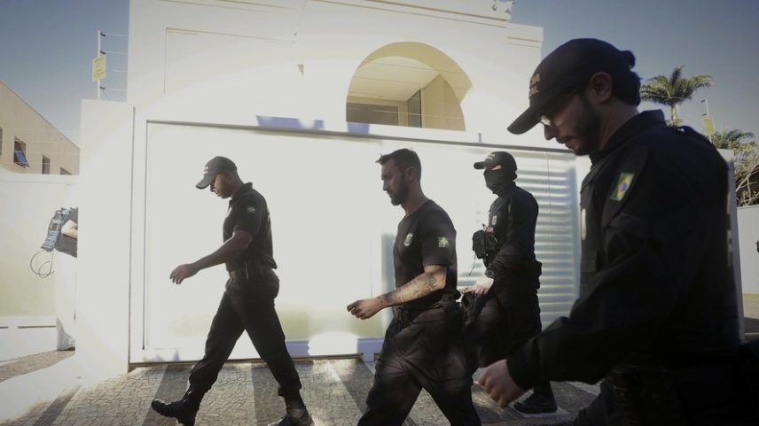 Agentes da PF em frente à casa do Senador Ciro Nogueira, em Brasília, durante a quinta fase da Compliance Zero