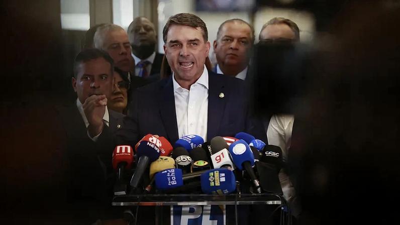 Senador Flávio Bolsonaro em pronunciamento a jornalistas em que confirma visita a Daniel Vorcaro após prisão do ex-banqueiro