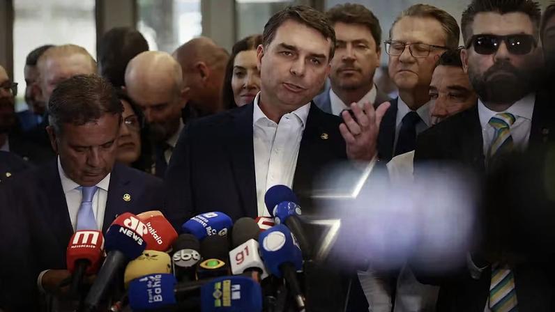 Senador Flávio Bolsonaro em pronunciamento à imprensa, em Brasília — Foto: Cristiano Mariz/Agência O Globo