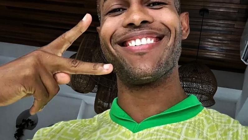 Andrew McFarlane, intérprete de Tony na série dos anos 2000, divertiu brasileiros nas redes sociais após tentar 'parecer menos gringo' durante viagem ao Brasil