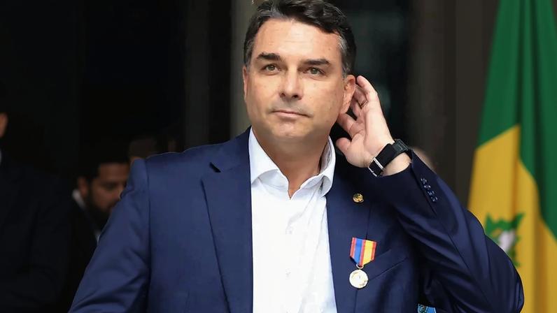 Montagem com foto de Lula e Flávio Bolsonaro