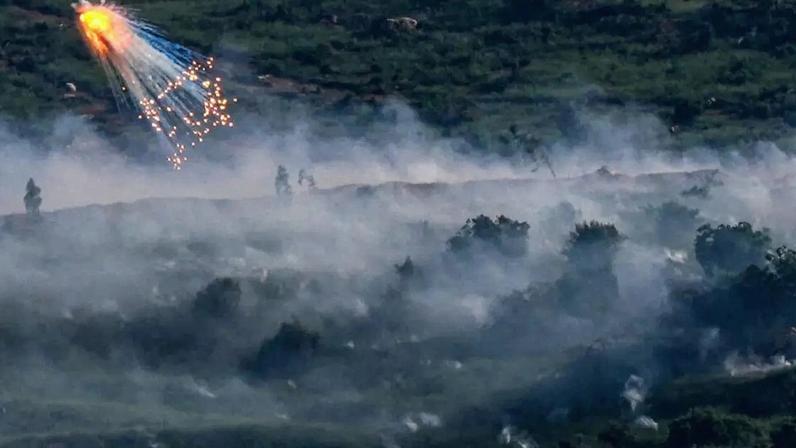 Uma explosão do que parece ser fósforo branco após um ataque do exército israelense no sul do Líbano, vista do lado israelense da fronteira entre Israel e o Líbano em 10 de maio de 2026.