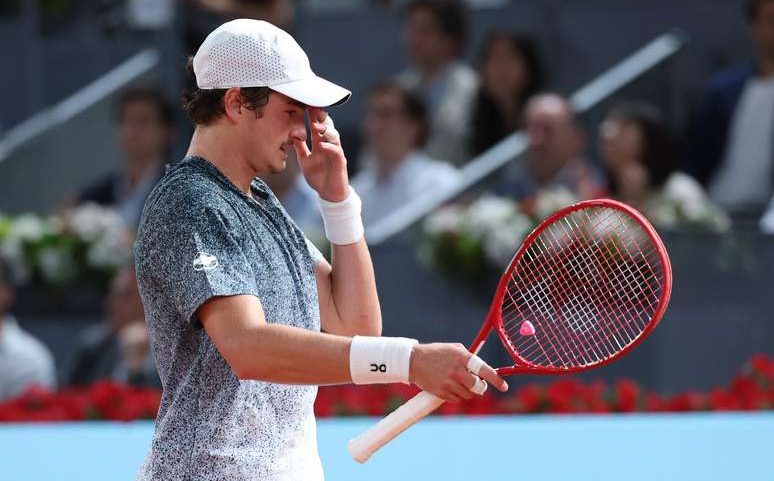 João Fonseca sofre virada em estreia no Masters 1000 de Roma e dá adeus ao torneio —