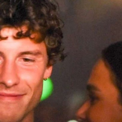 Bruna Marquezine e Shawn Mendes surgem juntos; anel chama atenção no aeroporto