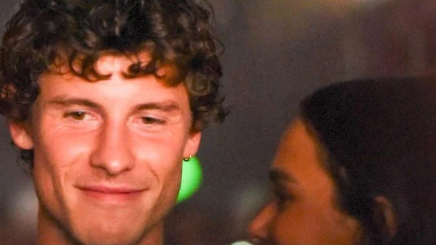 Bruna Marquezine e Shawn Mendes com aliança de compromisso? Casal é fotografado com joias iguais nos EUA.