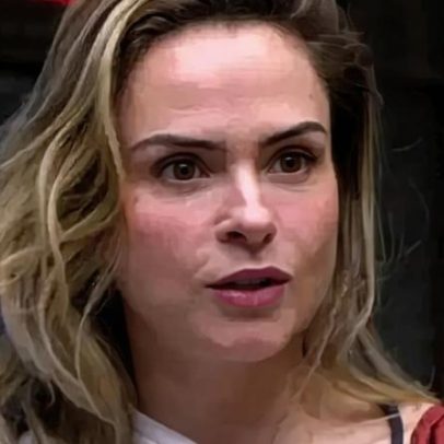 Ana Paula Renault tenta levar grupo sem pulseira a show de Shakira