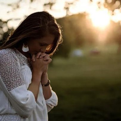 O poder da oração de São João Evangelista para começar o dia