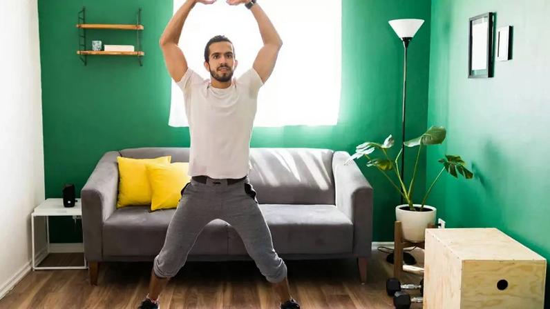 O exercise snacking surge como uma alternativa prática, que se encaixa em intervalos curtos: o trajeto até a cozinha, a subida de um lance de escadas, a pausa entre reuniões – depositphotos.com / tonodiaz