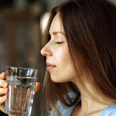 Dor de cabeça, irritação e mau hálito podem indicar desidratação