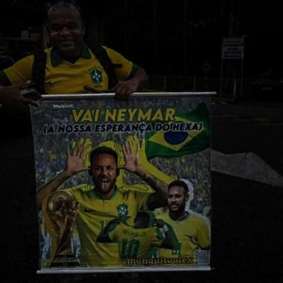 Torcedor vê Neymar como esperança do hexa na chegada à Granja Comary