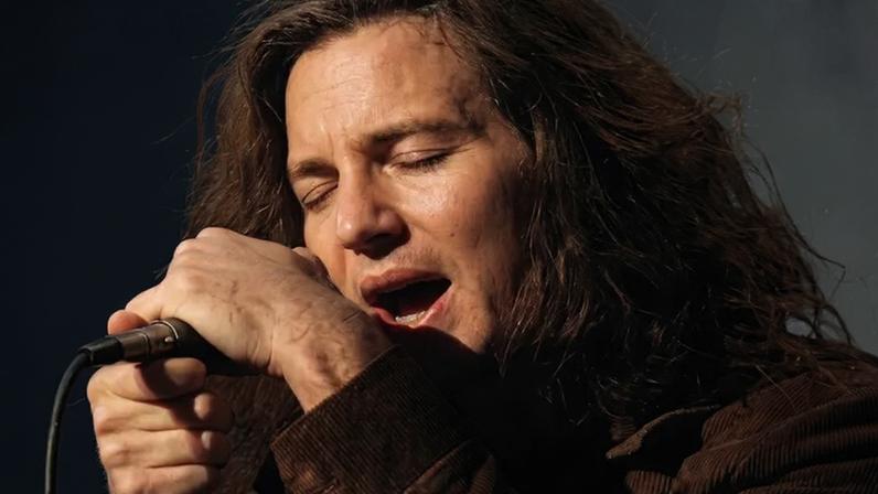 Eddie Vedder cantando em Acústico do Pearl Jam