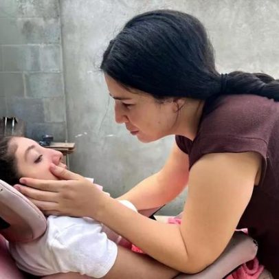 Mãe abandonada com filha com zika refaz a vida: cada dia é uma vitória