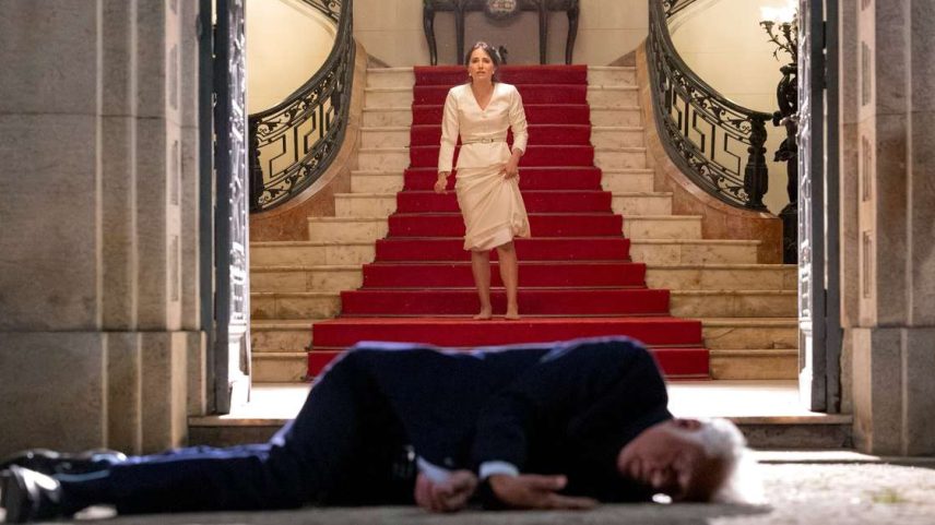 Logo depois de se casar com Arthur, Adriana encontrará o corpo dele estirado na calçada: ela será responsabilizada pelo crime (Manoella Mello/Globo)