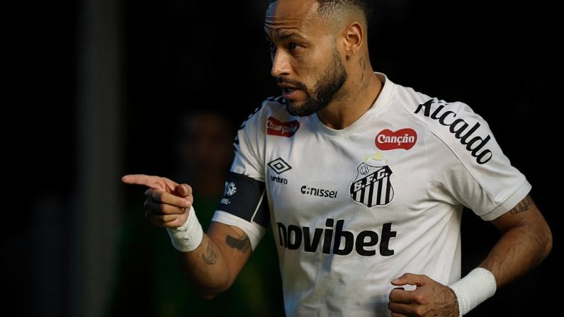 Neymar é tietado após empate do Santos na Argentina –