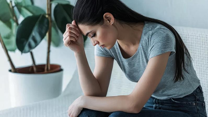 Não é impressão: o aperto na garganta em momentos emocionais é uma resposta física real do corpo ao estresse – depositphotos.com / AndrewLozovyi