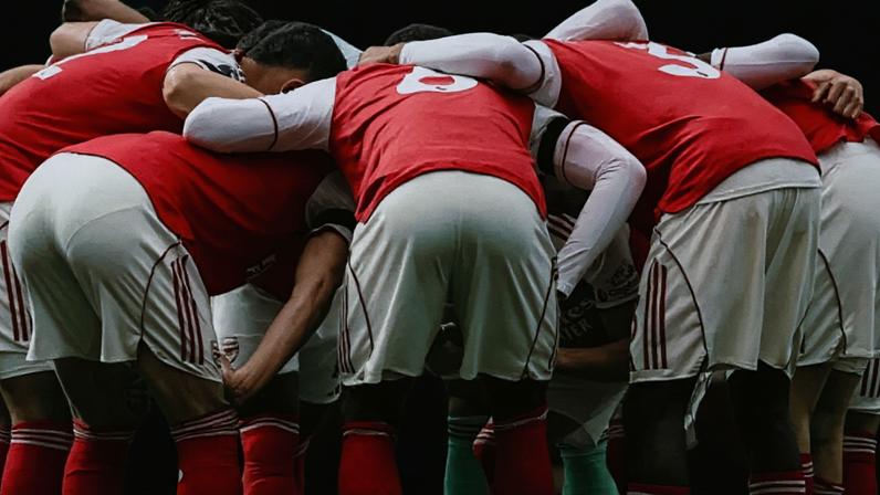 Arsenal tem campanha campeã na Inglaterra e pode repetir a dose na Champions.