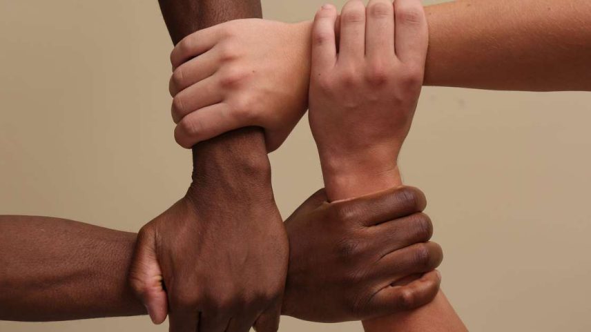 Quando um indivíduo negro vivencia repetidamente situações de discriminação e racismo, o cérebro internaliza a informação de que o ambiente externo não oferece segurança