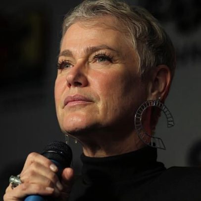 Xuxa revela turnê, mostra relíquias e diz que quer ver fãs virarem crianças