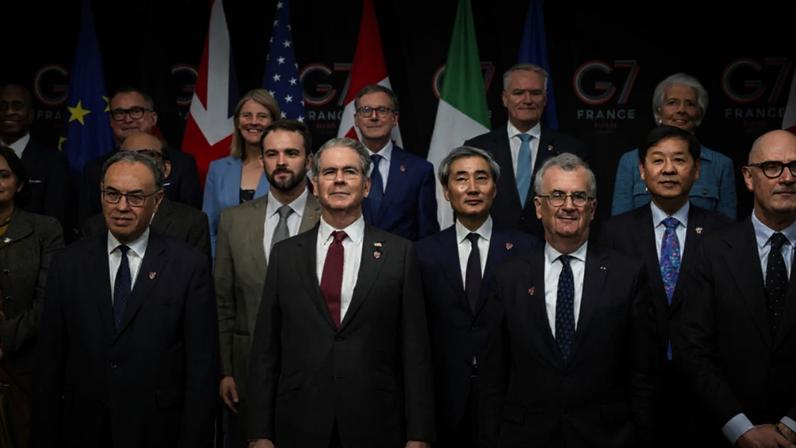 Ministros das Finanças dos países do G7 posam para foto oficial de encontro em Paris, a um mês da cúpula do grupo em Evians-les-Bains. (19/05/2026)