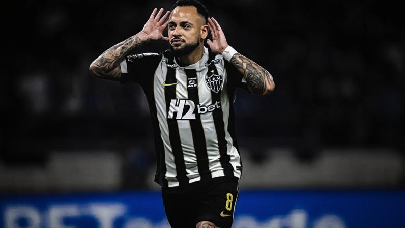 Maycon cobra pênalti. É o segundo gol do Galo sobre o Cruzeiro.
