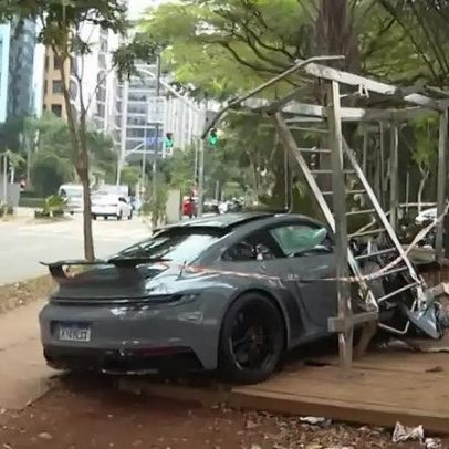 Homem perde controle de Porsche e atinge aparelhos de ginástica no Itaim Bibi
