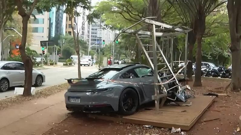 Jovem perdeu o controle de um Porsche na madrugada desta sexta-feira e bateu contra equipamentos de ginástica