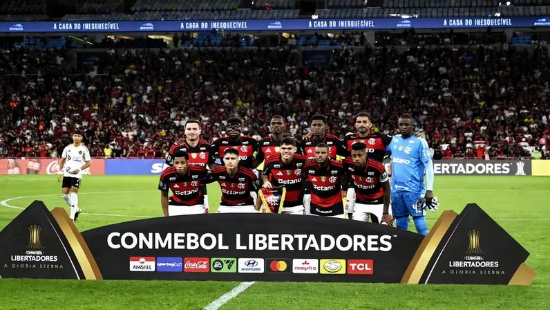 Time do Flamengo no jogo contra o Cusco — Foto: André Durão