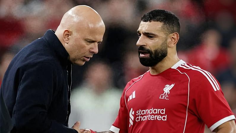 Saída conturbada de Salah do Liverpool deixa Slot em situação delicada