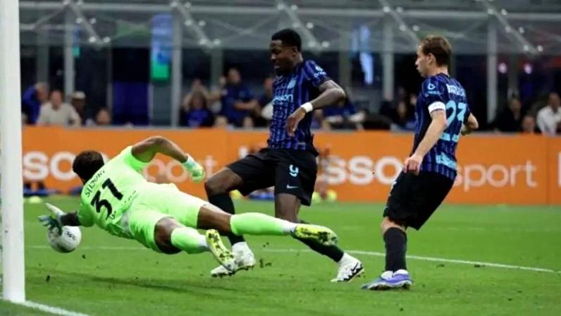 Marcus Thuram comemora o primeiro gol na vitória que garantiu o título da Internazionale – Marco Luzzani/Getty Images