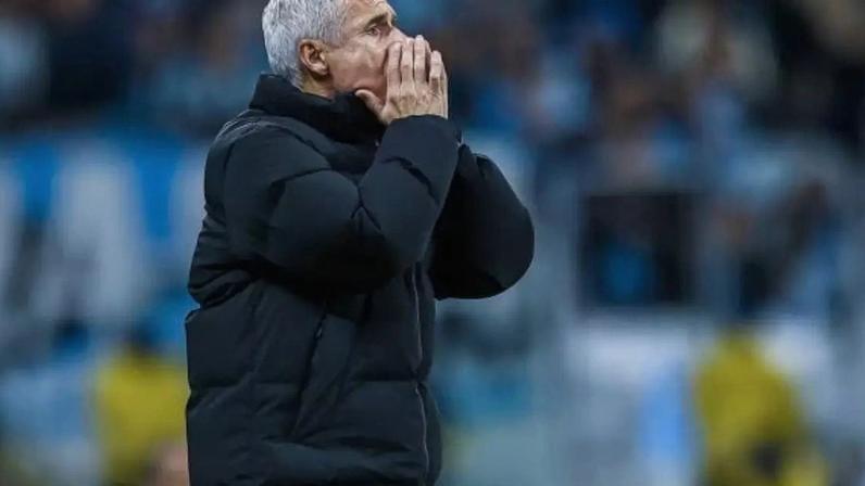 Grêmio ficou no 2 a 2 em casa com o City Torque e o resultado leva a torcida à vaiar o treinador Luis Castro. Afinal, cadê o bom futebol?