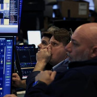 Ações dos EUA sobem a recorde; petróleo cai após negociações com Irã