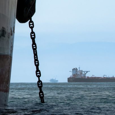 Grande cargueiro petrolífero chinês tenta sair do Estreito de Hormuz