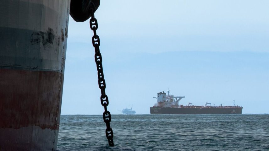 Grande cargueiro petrolífero chinês tenta sair do Estreito de Hormuz